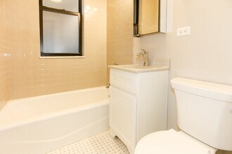 817 W Lakeside Pl, Unit 501 in Chicago, IL - Foto de edificio - Building Photo