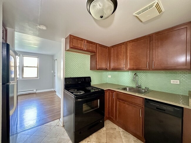 7628 N Milwaukee Ave, Unit M02H in Niles, IL - Building Photo - Building Photo