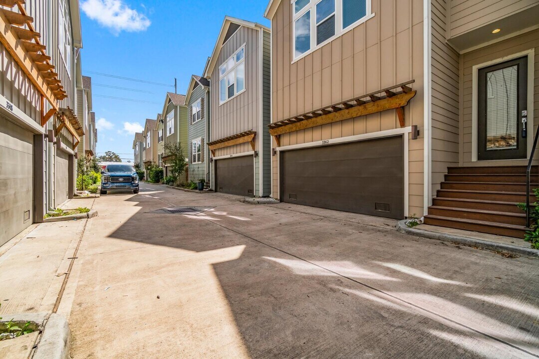 3362 Pinemont Dr in Houston, TX - Building Photo