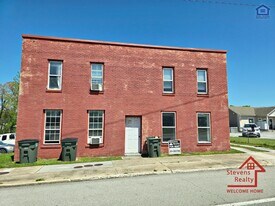 414 W Bockman Way in Sparta, TN - Building Photo