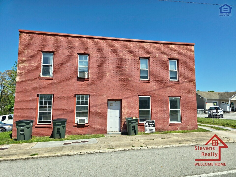 414 W Bockman Way in Sparta, TN - Building Photo