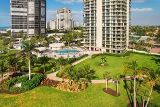 4901 Gulf Shore Blvd N in Naples, FL - Foto de edificio - Building Photo