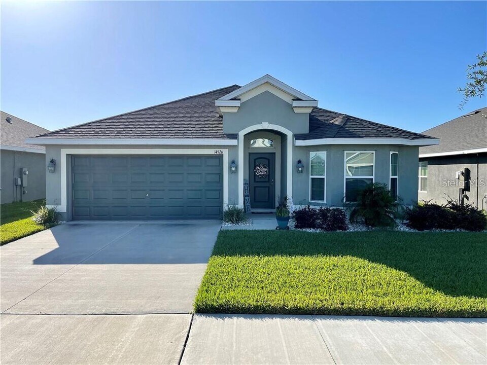 14526 Scottburgh Glen Dr in Wimauma, FL - Building Photo