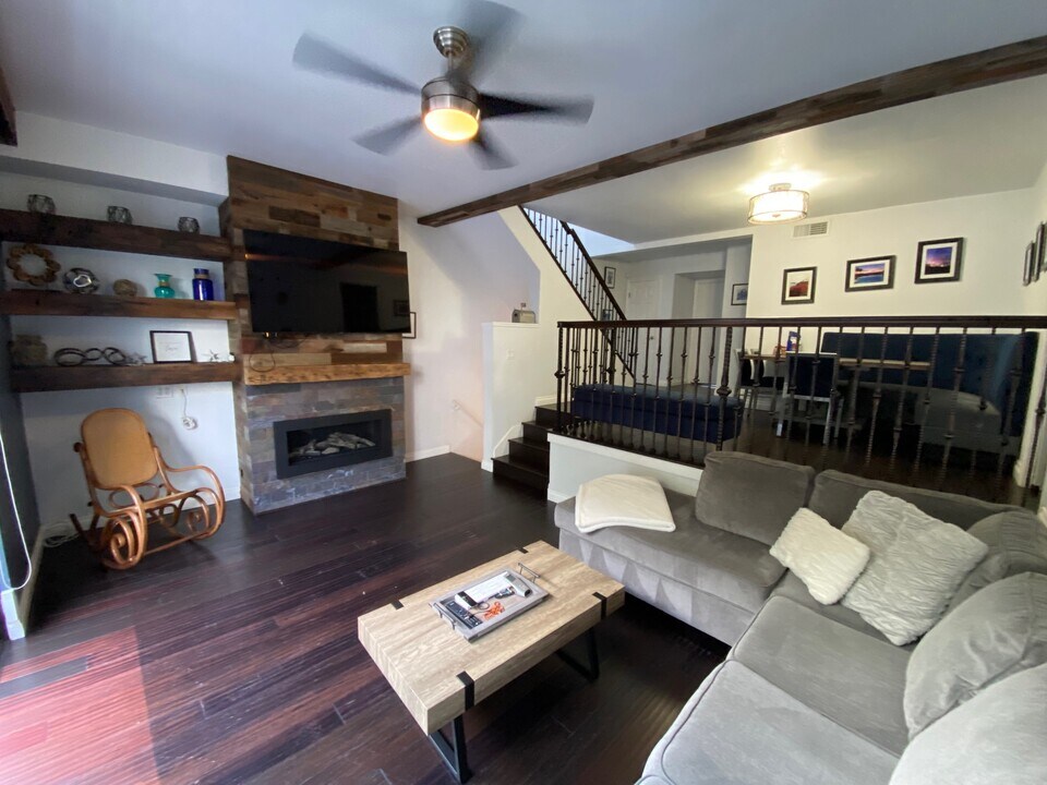 10 Encore Ct in Newport Beach, CA - Building Photo
