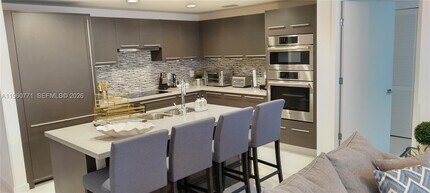 7661 NW 107th Ave in Doral, FL - Foto de edificio - Building Photo