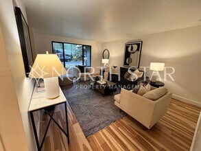 17401 Hill Way in Lake Oswego, OR - Foto de edificio - Building Photo