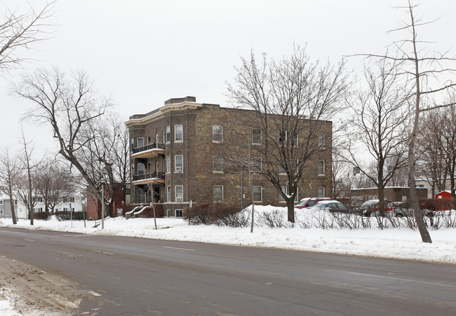 Maple Oak Apartments in Minneapolis, MN - Foto de edificio - Building Photo