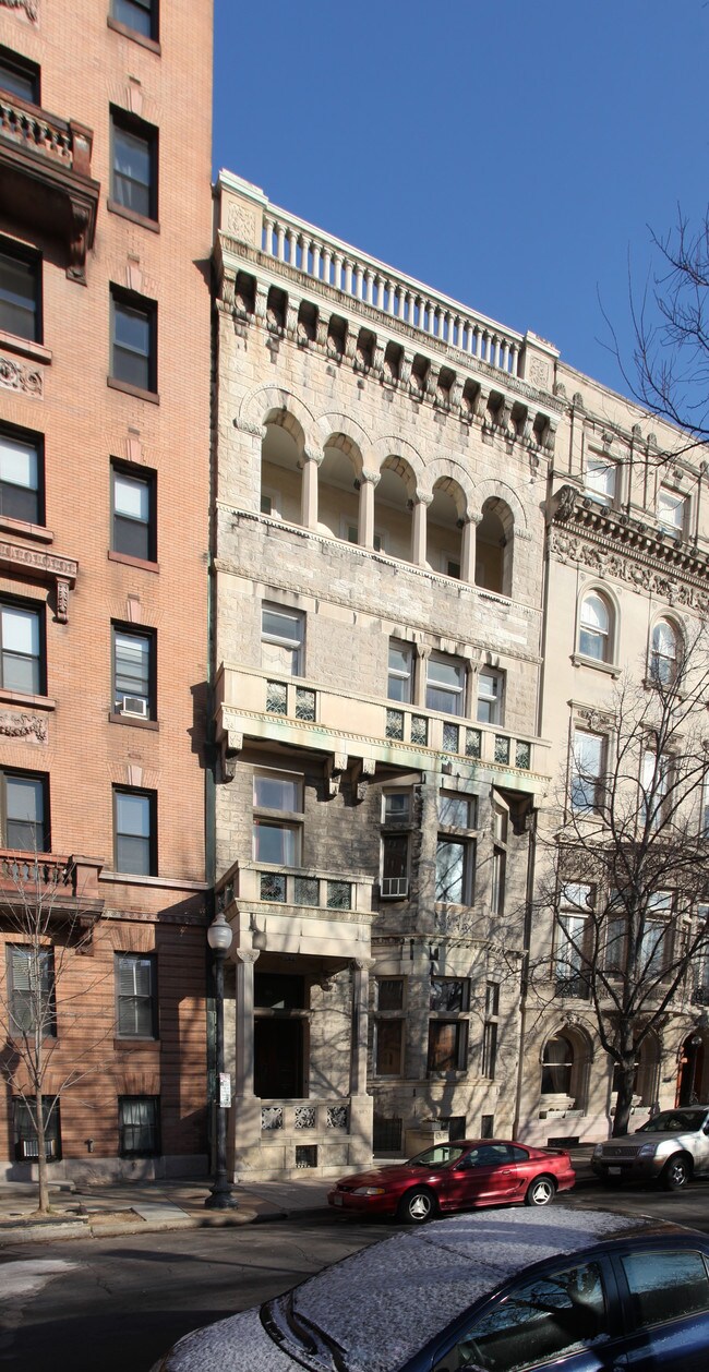 16 W Mount Vernon Pl in Baltimore, MD - Building Photo - Building Photo