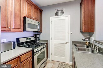 21228 McFadden Sq, Unit 211 in Sterling, VA - Building Photo - Building Photo