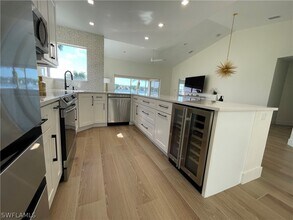 2730 Sailors Way in Naples, FL - Foto de edificio - Building Photo