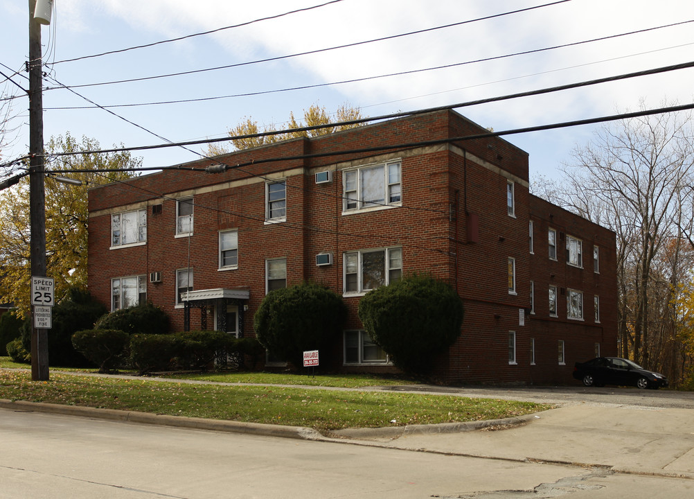 5044 Warrensville Center Rd in Maple Heights, OH - Building Photo