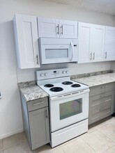 1013 S F St, Unit 4 in Lake Worth, FL - Foto de edificio - Building Photo