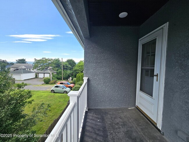 408 Grove St in Dunmore, PA - Building Photo - Building Photo