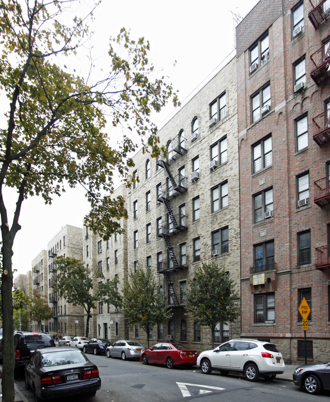 2181 Barnes Ave in Bronx, NY - Foto de edificio - Building Photo