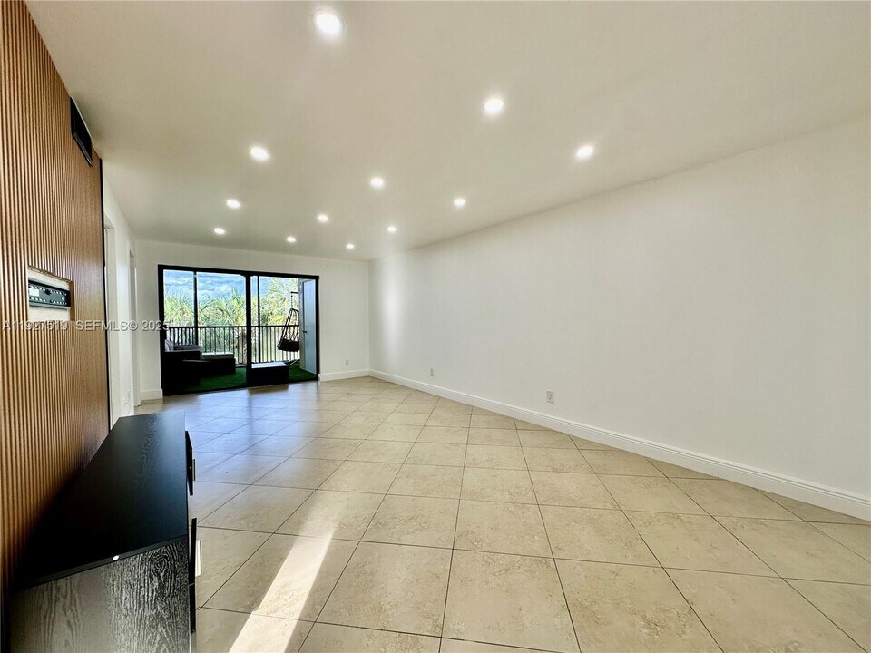 3470 Foxcroft Rd in Miramar, FL - Building Photo