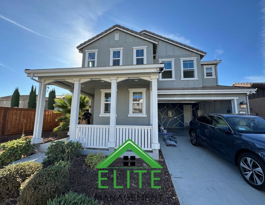 1401 Bernard Phelan Ave in Tracy, CA - Building Photo