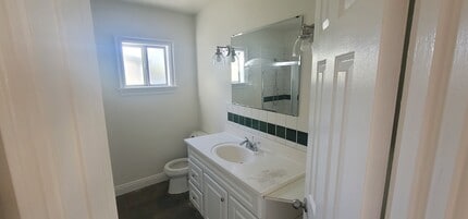 19538 Leadwell St in Los Angeles, CA - Foto de edificio - Building Photo