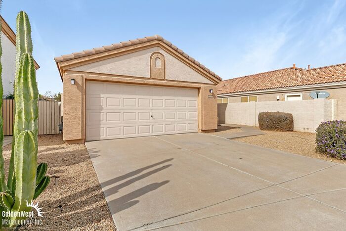 13527 W Desert Flower Dr in Goodyear, AZ - Building Photo