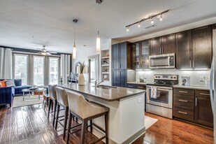 Live Oaks at the Branch in Dallas, TX - Building Photo