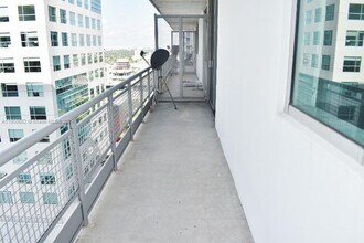 690 SW 1st Ct, Unit 2325 in Miami, FL - Foto de edificio - Building Photo