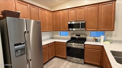 5352 W Desert Hollow Dr in Phoenix, AZ - Building Photo - Building Photo