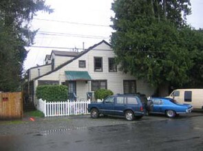 Puyallup Courtyard Apartments in Puyallup, WA - Building Photo - Building Photo