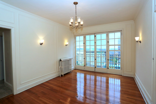 100 West University Apartments in Baltimore, MD - Building Photo - Interior Photo