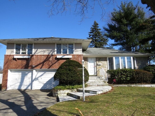 2540 New York Ave in Melville, NY - Building Photo - Building Photo