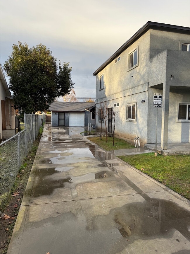 2225 E Tyler Ave in Fresno, CA - Foto de edificio - Building Photo