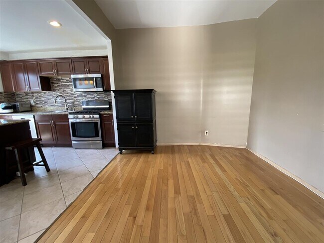 201 Pavonia Ave-Unit -4L in Jersey City, NJ - Building Photo - Building Photo