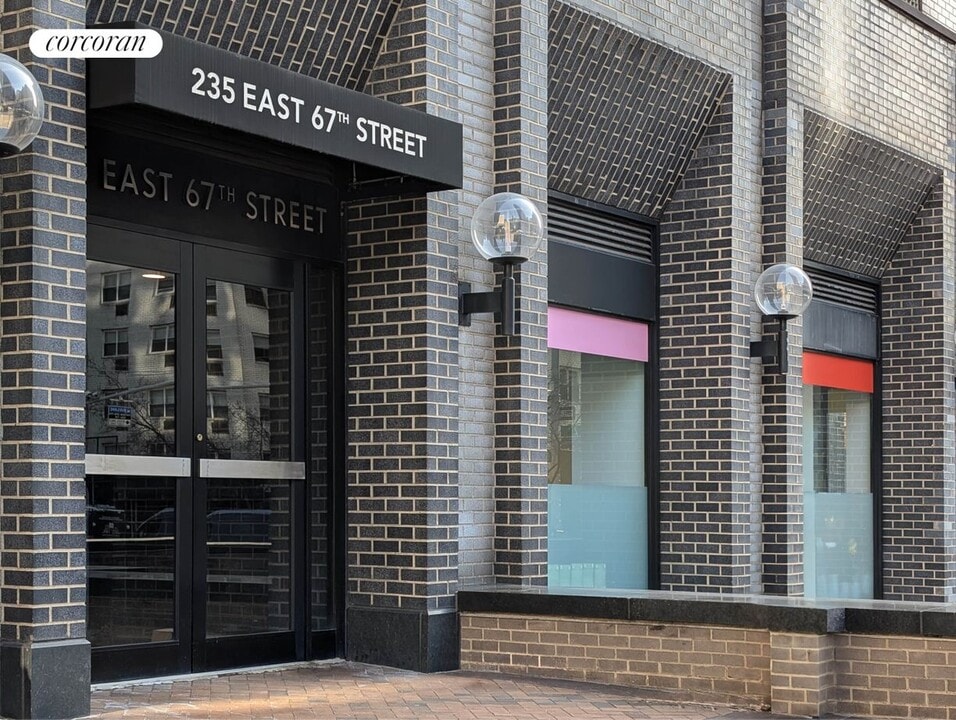 235 E 67th St in New York, NY - Building Photo