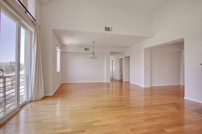 5678 Como Cir in Los Angeles, CA - Building Photo - Building Photo