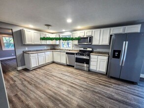 2021 Coronet Dr in Fort Wayne, IN - Building Photo - Building Photo