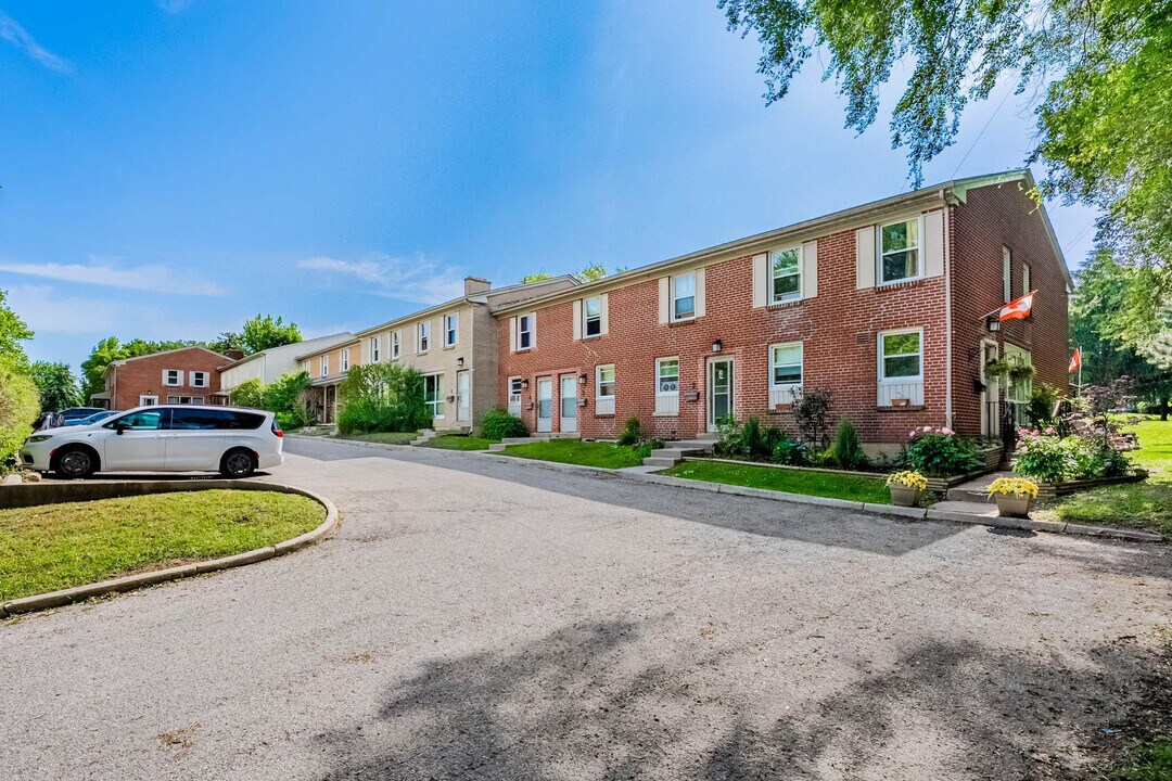 654 Viscount Rd in London, ON - Building Photo