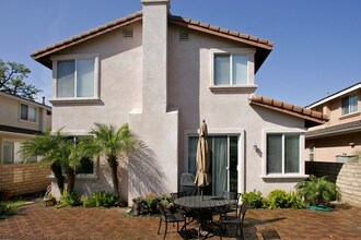 6124 Maple Ct in Simi Valley, CA - Foto de edificio - Building Photo