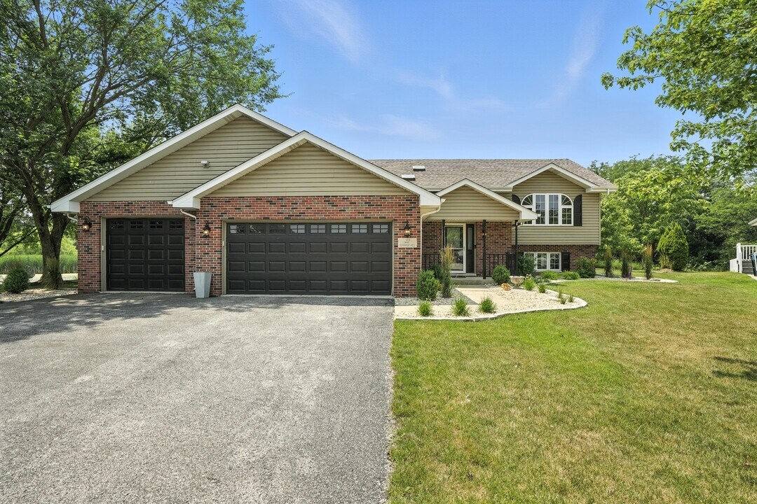 22 Summerhill Dr in Dyer, IN - Building Photo