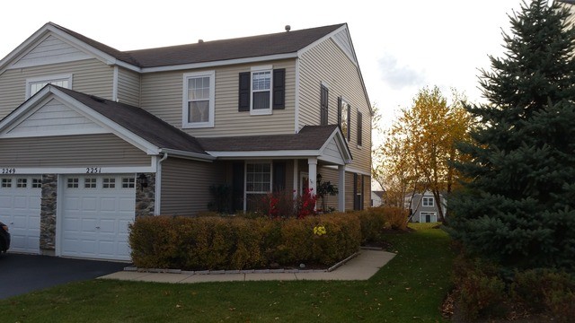 2251 Flagstone Ln in Carpentersville, IL - Building Photo