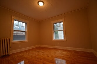 28 Noble St, Unit 1T in Newton, MA - Foto de edificio - Building Photo