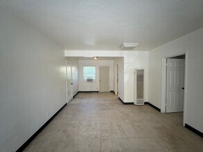 824 Roberts Ln in Bakersfield, CA - Building Photo - Building Photo