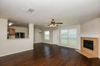 425 NE Murphy Rd in Burleson, TX - Foto de edificio - Building Photo