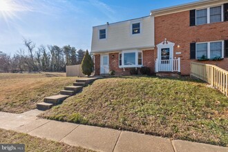 1013 Thomas Jefferson Pl in Fredericksburg, VA - Foto de edificio - Building Photo