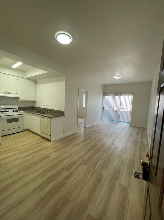 11459 Collins St in Los Angeles, CA - Building Photo - Building Photo