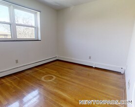 278 Grove St, Unit 6 in Newton, MA - Foto de edificio - Building Photo