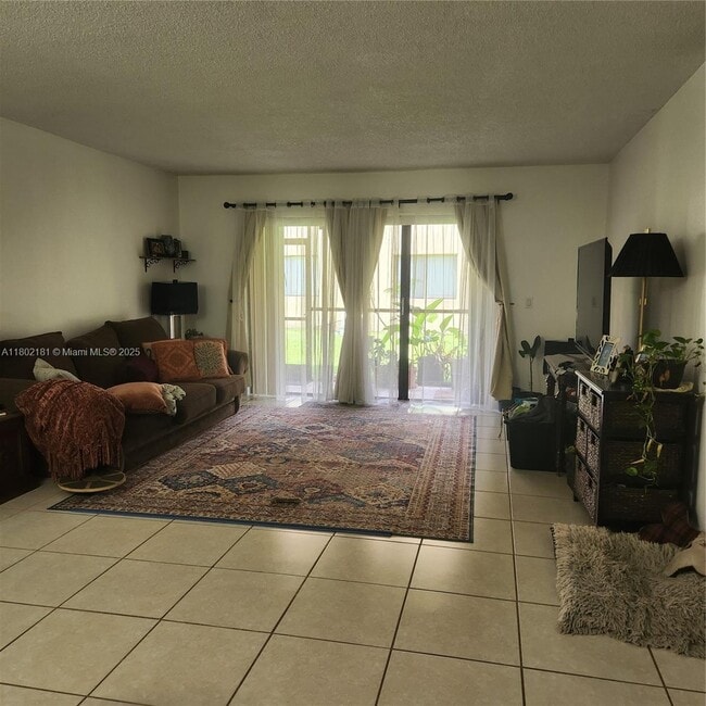 158 Lakeview Dr in Weston, FL - Building Photo - Building Photo