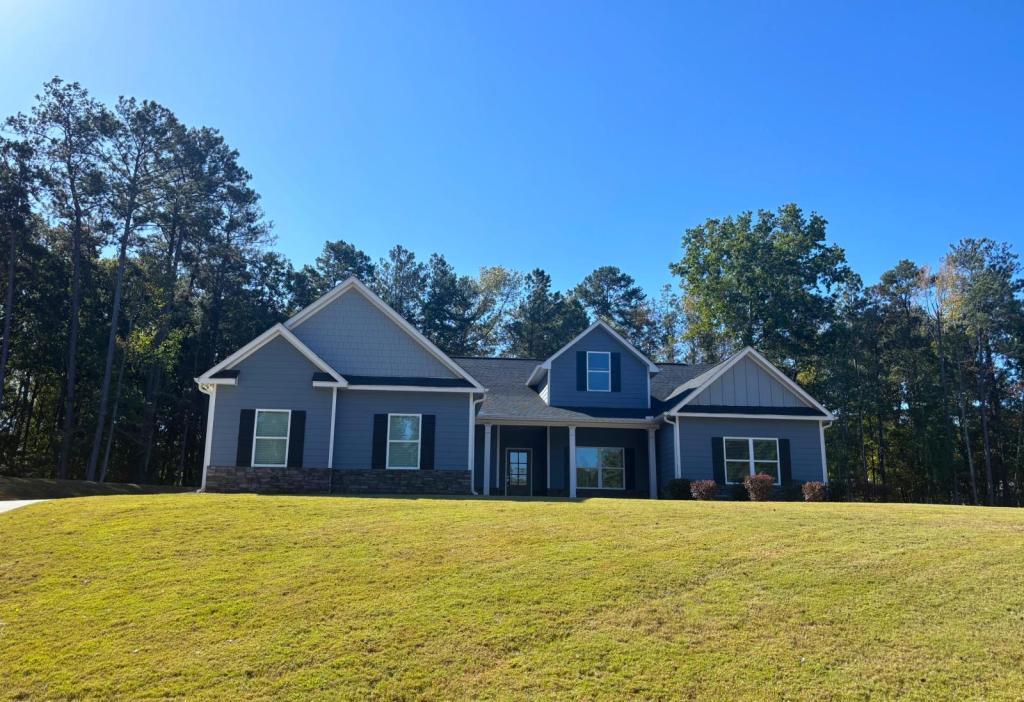 130 Hawthorn Ln in Covington, GA - Building Photo