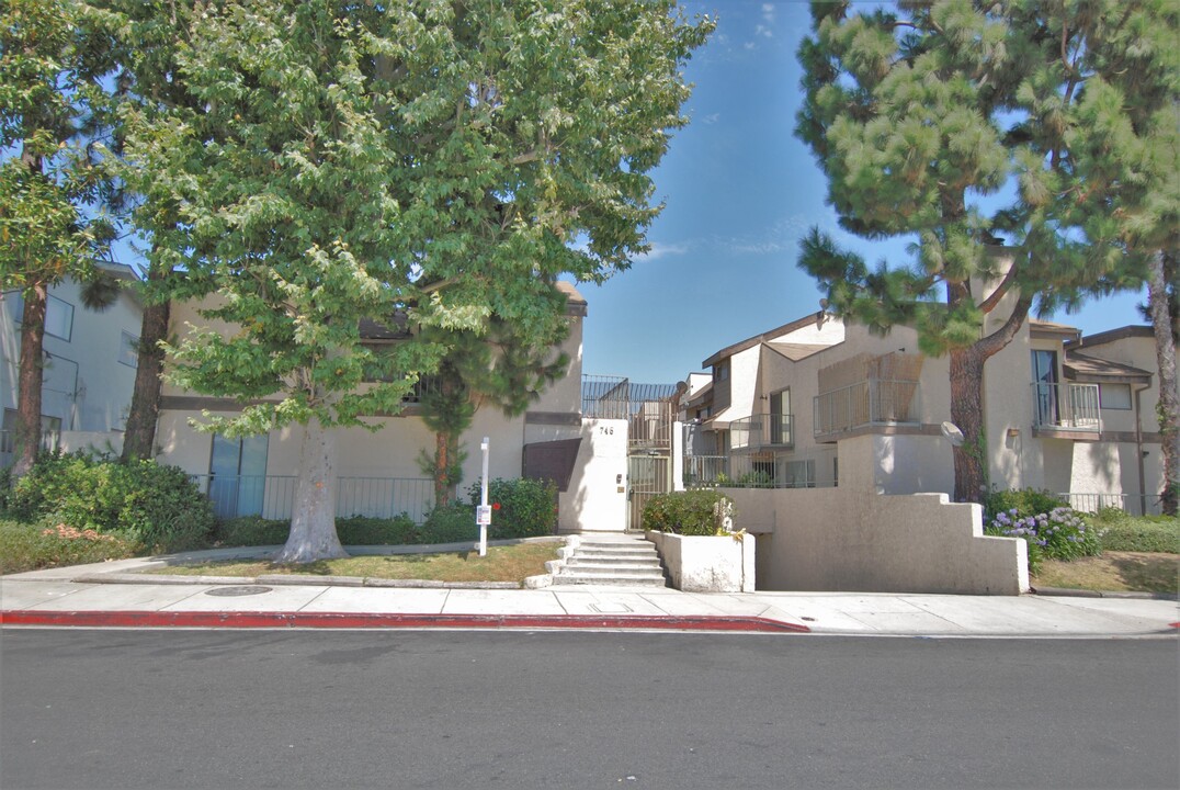 746 N Eucalyptus Ave in Inglewood, CA - Building Photo