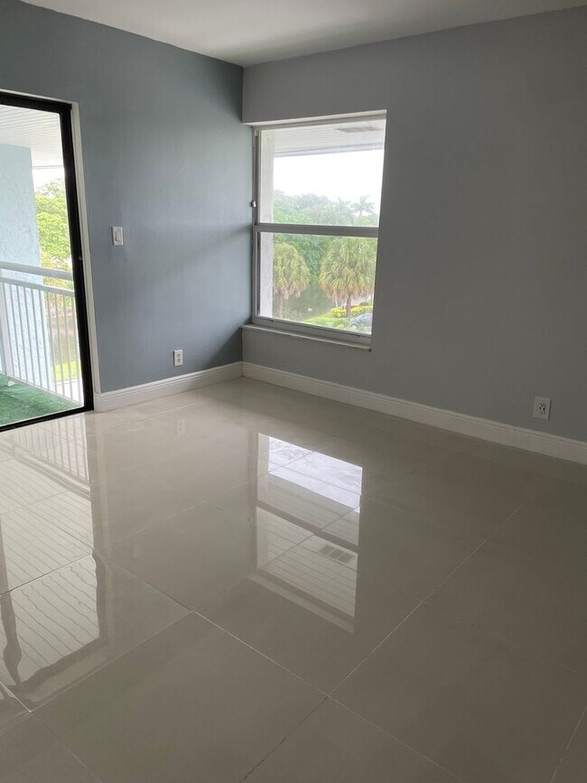 505 S Pine Island Rd in Plantation, FL - Building Photo - Building Photo