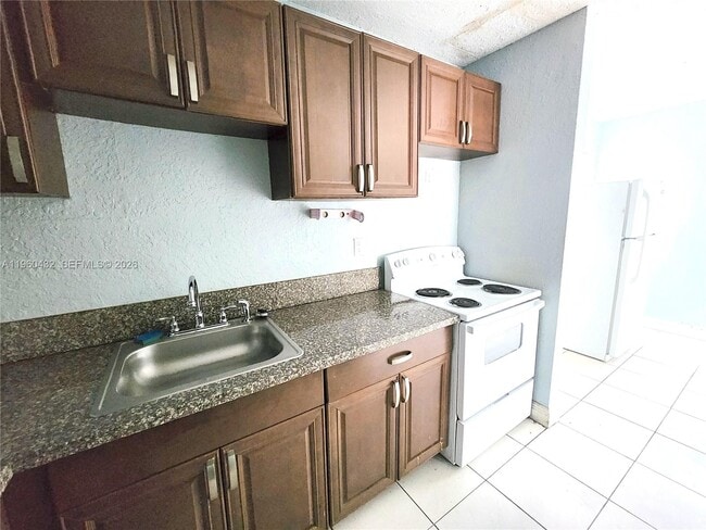 2141 NW 91st St in Miami, FL - Building Photo - Building Photo