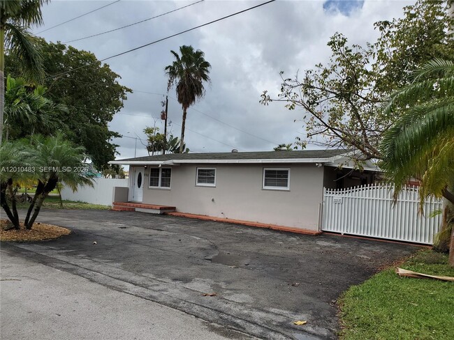690 SW 120th Ave in Miami, FL - Building Photo - Building Photo