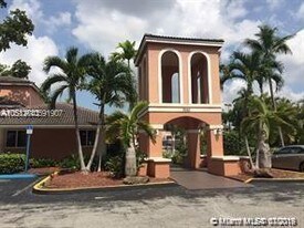 7135 NW 179th St, Unit 0 in Hialeah, FL - Building Photo